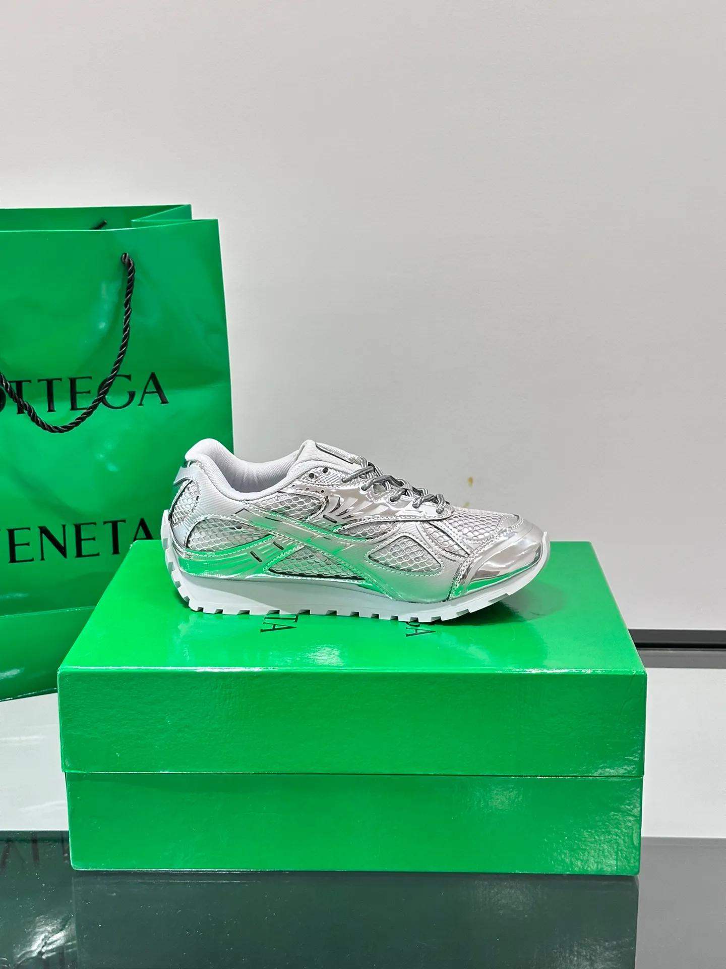 p620 "Bv" new orbit👫 casual sneakers for couples, the retro style of the millennium is so handsome, a super cool fashion item, the most important thing is that it feels incomparably comfortable on the feet, and the design style is also perfect. It will definitely be the one you wear most in daily life, original development, high quality presentation! Size: 35-45 (men’s size 38.45 customized)